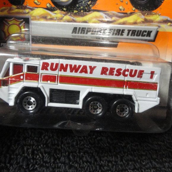 Matchbox Airport Runway Rescue 1 Fire truck 1999 edition~sealed~Fire Fighter~ - Picture 2 of 5
